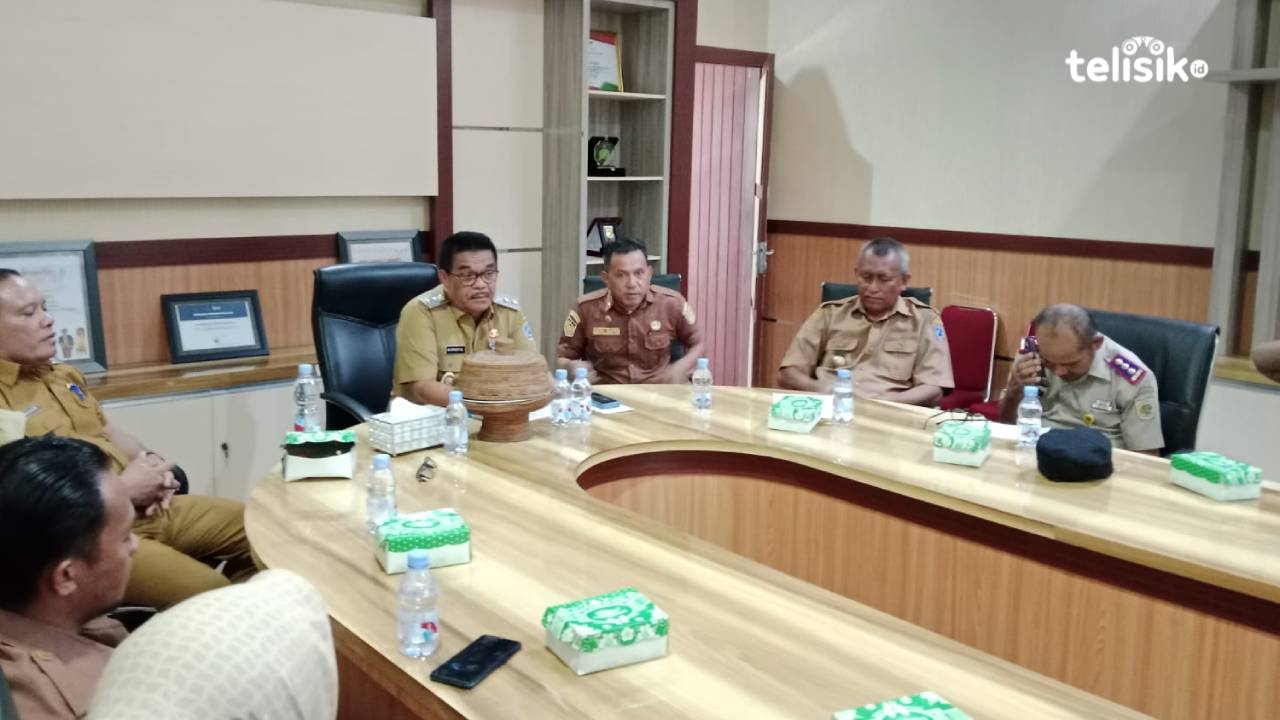 Wabup Muna, La Ode Asrafil Ndoasa saat memimpin rapat persiapan penjemputan Menteri Transmigrasi. Foto: Sunaryo/Telisik.
