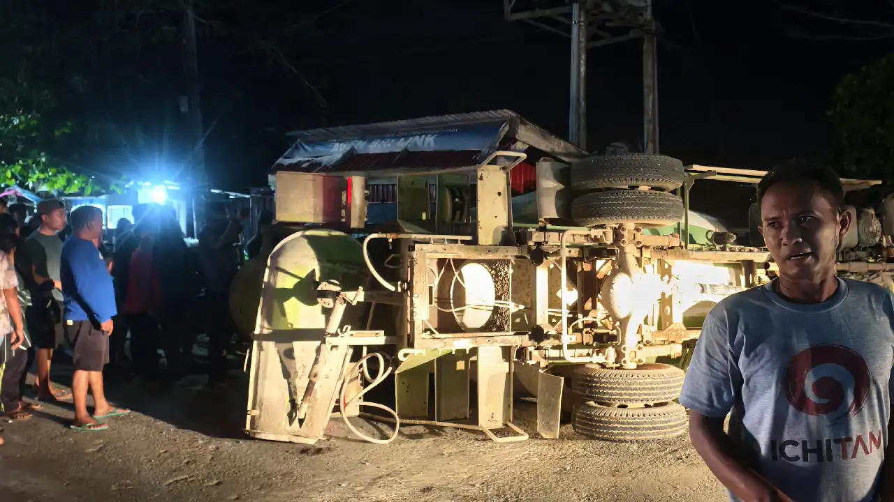 Mobil drum truk molen terguling di Wawonii, Konawe Kepulauan seret motor parkir dan tiga warga jadi korban. Foto: Ist.