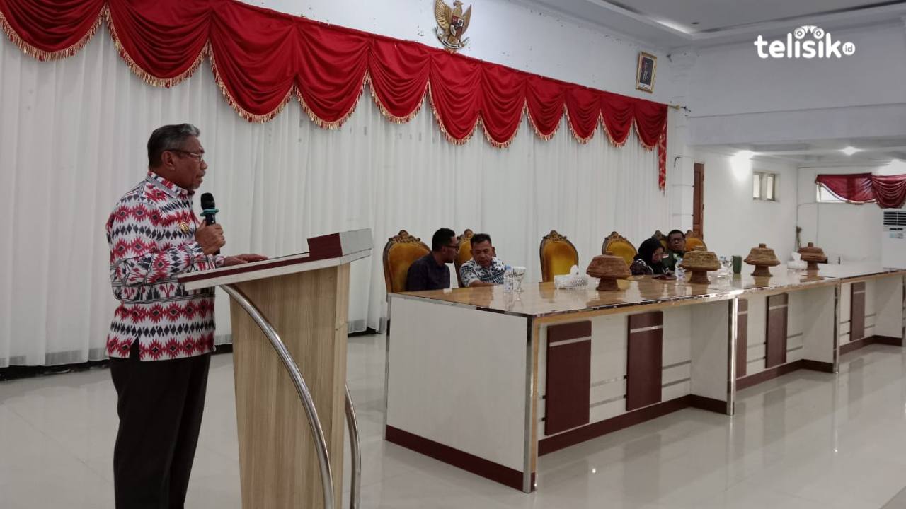 Bupati Muna, Bachrun Labuta, membuka sosialisasi pembentukan Posbakum di tiap desa dan kelurahan, Jumat (14/11/2025). Foto: Sunaryo/Telisik