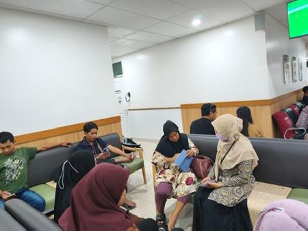Erma saat ditemui petugas BPJS Kesehatan di ruang tunggu poli RS Hermina Kendari. Foto: Website BPJS Kesehatan