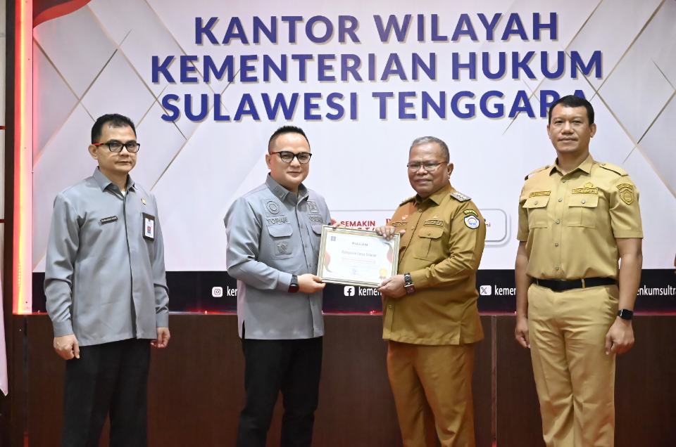 Ketgam: Bupati Buton Selatan, Muhammad Adios bersaat menerima apresiasi pembentukan pos bantuan hukum oleh Kepala Kanwil Kemenkum Sultra, Topan Sopuan. Foto: Diskominfo Buton Selatan.