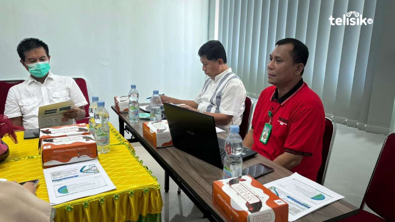 Direktur RS dr LM Baharuddin, dr Muhamad Marlin bersama dokter ahli. Foto: Sunaryo/Telisik