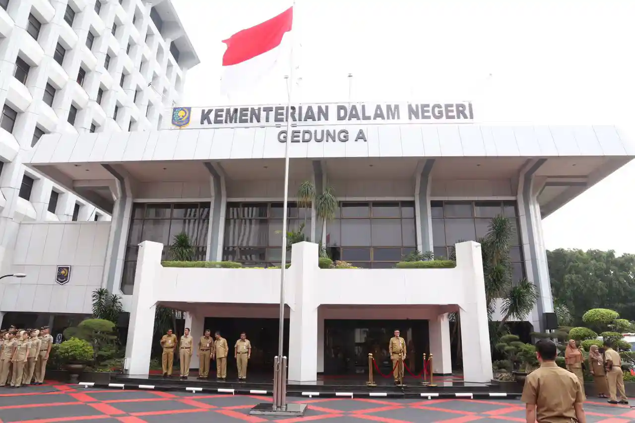 Pendaftaran Program Magang Kemendagri 2025 dibuka untuk lulusan baru yang ingin menambah pengalaman kerja pemerintahan. Foto: Repro Porostimur.