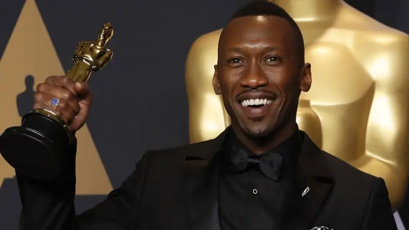 Mahershala Ali, menjadi aktor muslim pertama yang meraih piala Oscar. Foto: Repro BBC.