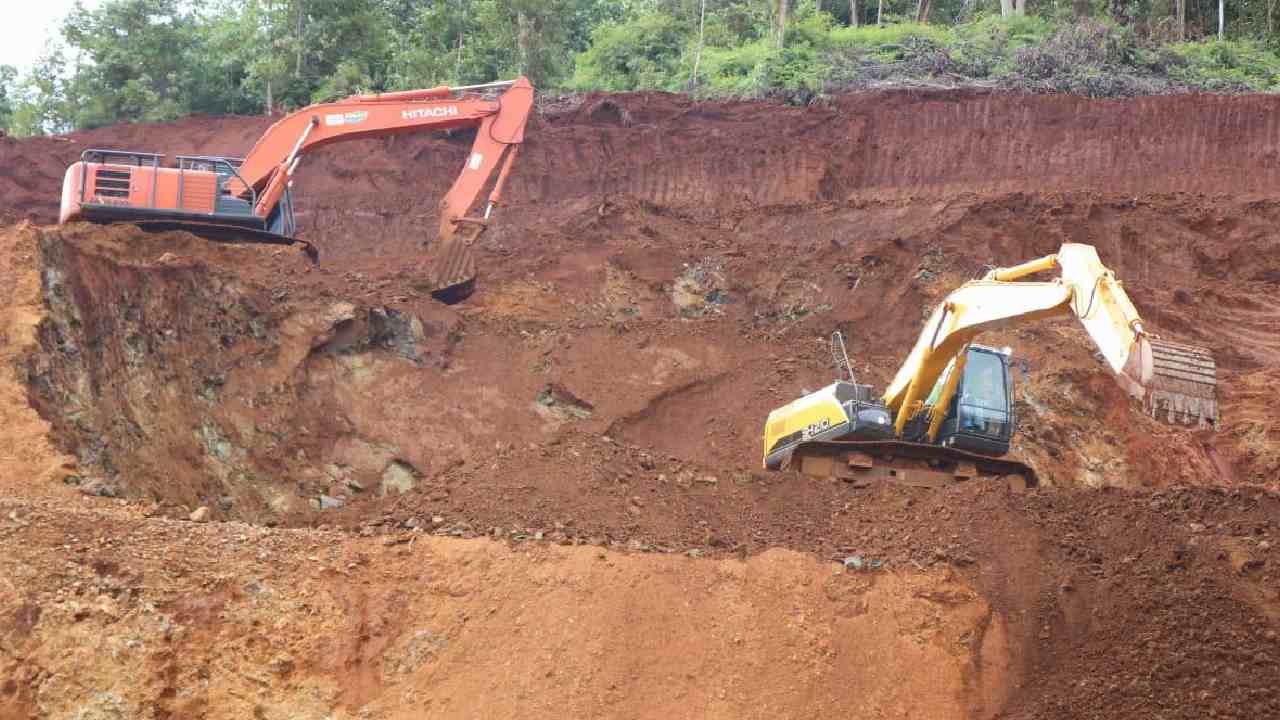 Aktivitas pengerukan ore nikel di lokasi pertambangan PT RJL  di Blok Sua-sua, Kecamatan Lasusua, Kolaka Utara. Foto : Ist.