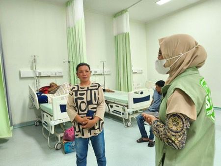 Keluarga Jasmin (peserta JKN) saat ditemui petugas BPJS di ruang perawatan. Foto: website BPJS.