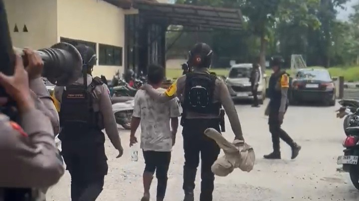 Pelaku IR (34) saat digelandang Tim Perintis Presisi Ditsamapta ke Mako Polda Sultra. Foto: Ist.