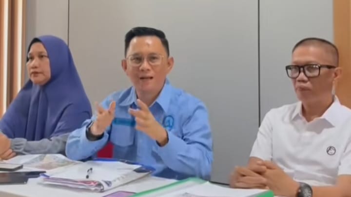 Kuasa hukum terdakwa BDM, Andre Darmawan (tengah) menilai proses peradilan yang dijalani oleh kliennya bertentangan dengan ketentuan KUHAP. Foto: Ist.