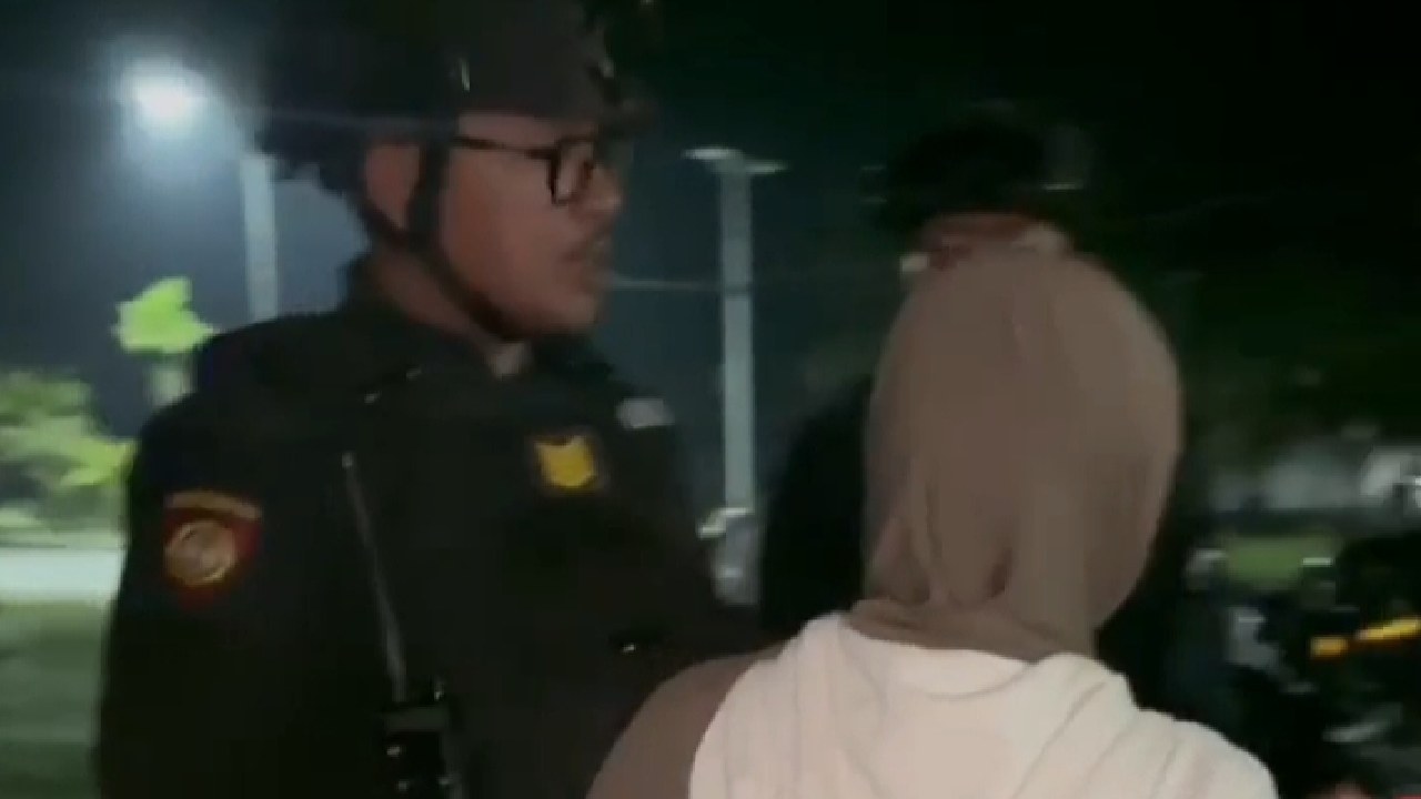 Tim Patroli Perintis Presisi Ditsamapta Polda Sultra menemukan remaja putri inisial SR (16) di gerbang batas Kota Kendari-Konawe usai kabur dari rumahnya, Rabu (19/11/2025) dini hari. Foto: Ist.