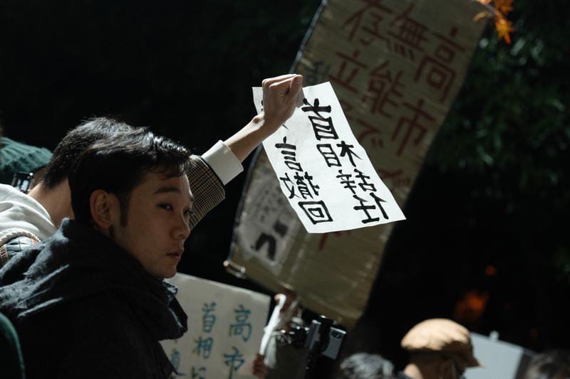 Warga mengikuti aksi unjuk rasa di depan kediaman resmi perdana menteri Jepang di Tokyo, Jepang, pada 21 November 2025. Foto: Xinhua/Jia Haocheng