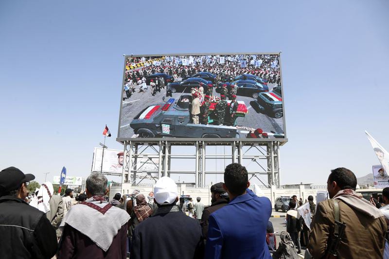 Proses pemakaman korban tewas dalam serangan udara Israel menggunakan sebuah layar besar di Sanaa, Yaman. Foto: Xinhua/Mohammed Mohammed