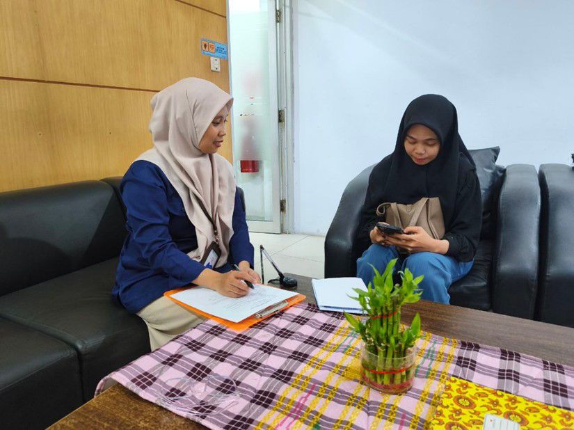 Sindy Febrianti saat mengunjungi kantor BPJS Kesehatan Kendari. Foto: Website BPJS