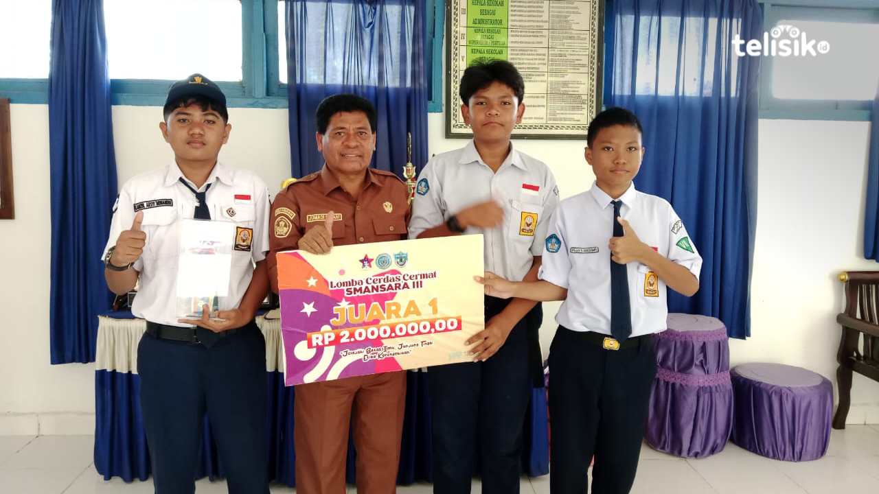 Kepala SMPN 1 Raha, Jumadi Safani, bersama tiga pelajar yang menjuarai LCC SMANSARA. Foto: Sunaryo/Telisik