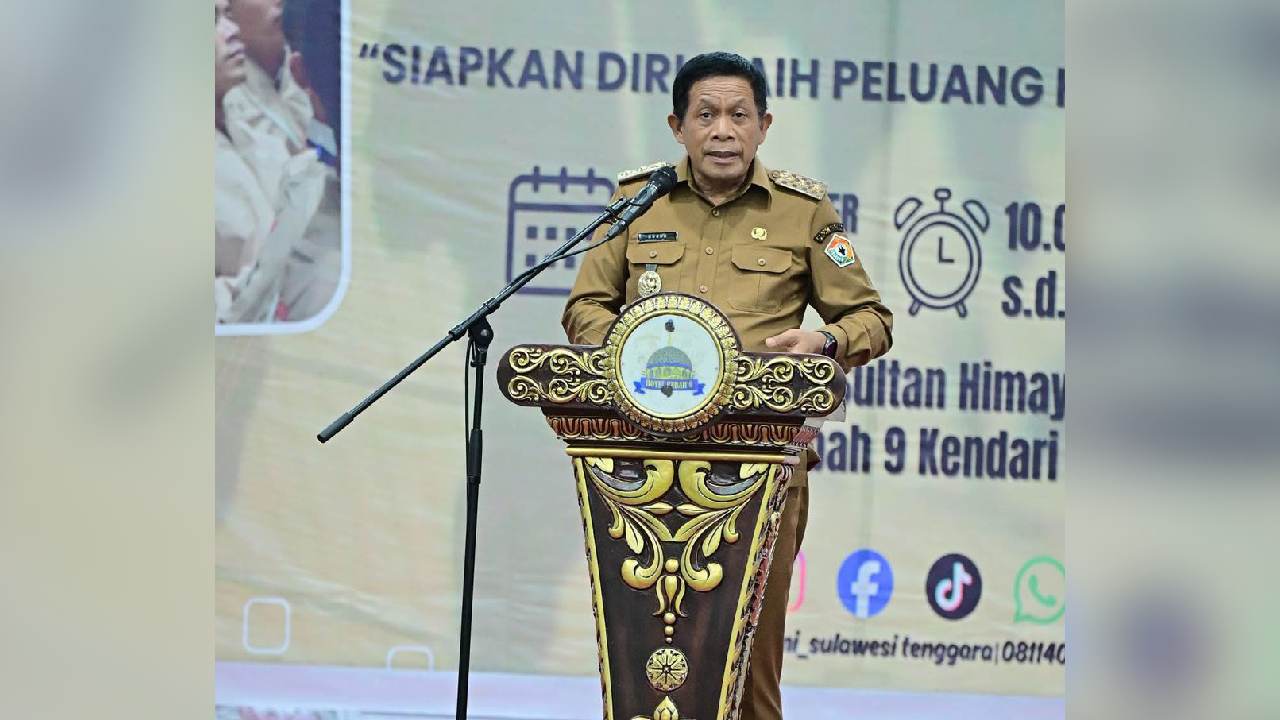 Wakil Gubernur Sultra, Hugua saat membuka acara Sosialisasi Penempatan dan Pelindungan PMI. Foto: PPID Sultra