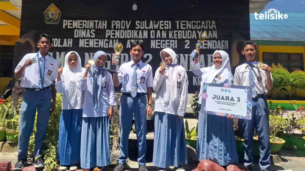 Siswa-siswi SMA Negeri 2 Kendari memperlihatkan prestasi yang diraih. Foto: Erni Yanti/Telisik
