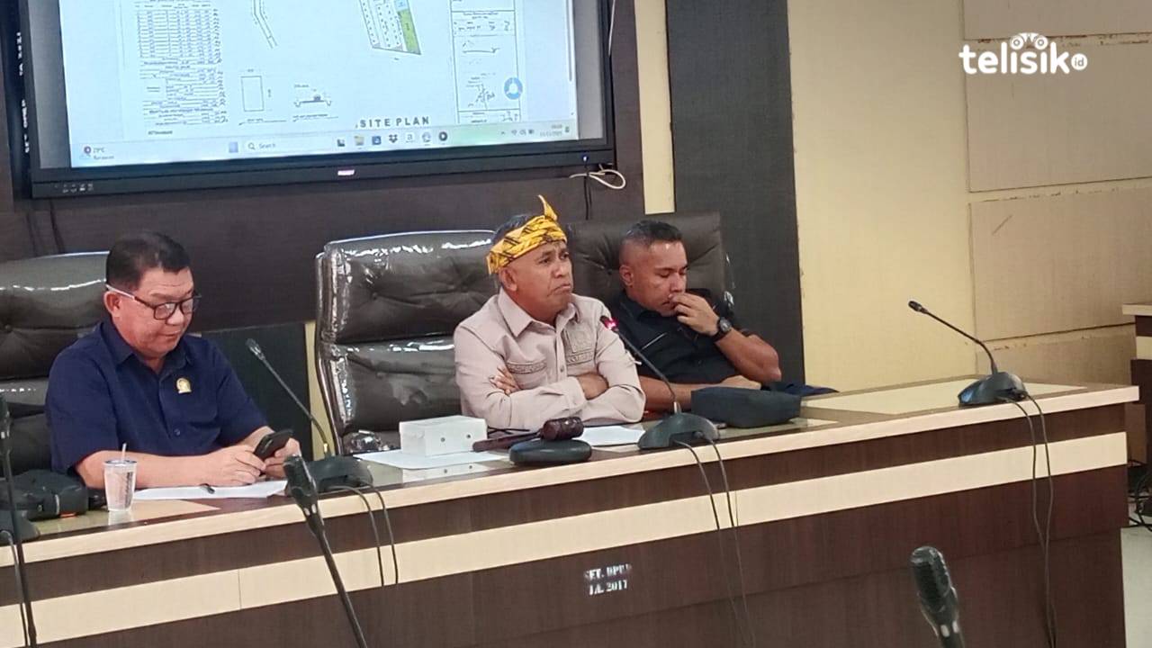 Ketua Komisi III DPRD Kota Kendari, La Ode Ashar saat memimpin RDP terkait dugaan pencemaran lingkungan akibat pembangunan perumahan BTN Kota Praja Kendari. Foto : Hamlin/Telisik.