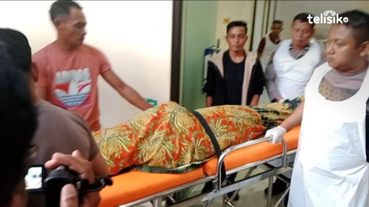 Tim Dokter Kepolisian RS Bhayangkara Kendari saat menggiring Jenazah Korban usai dilakukan visum. Foto: Hamlin/Telisik.