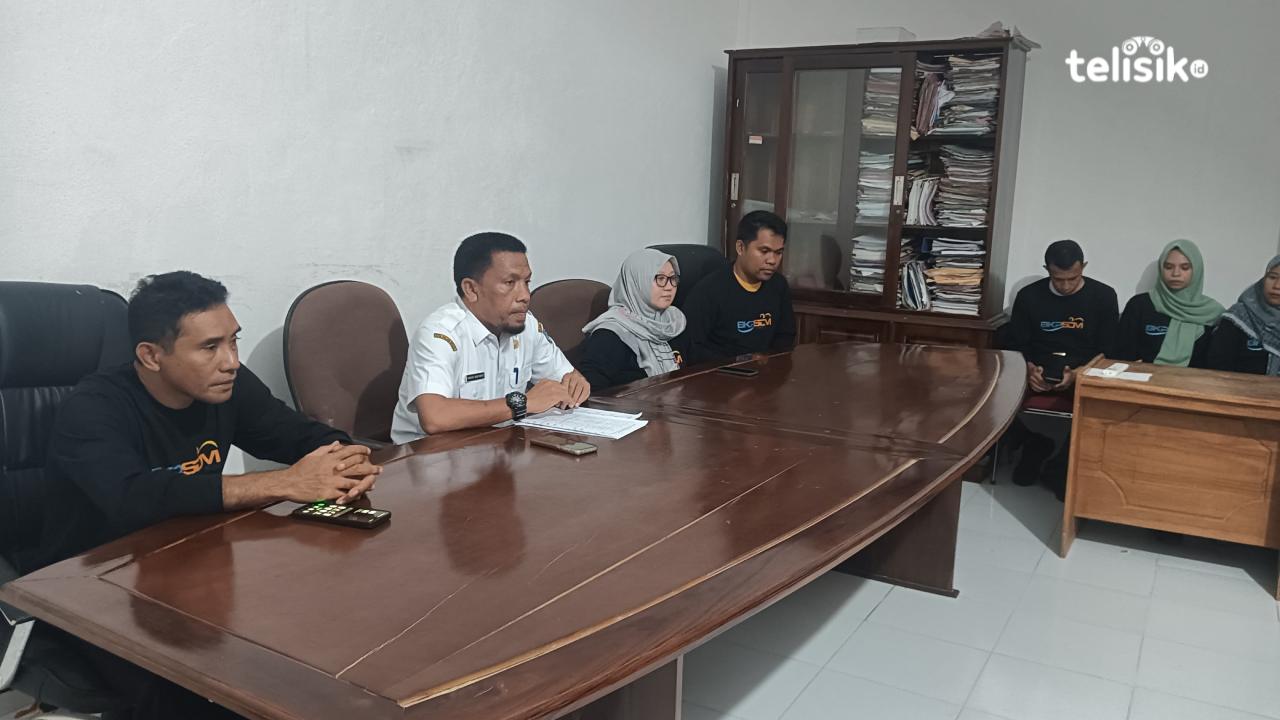 Kepala BKPSDM Muna, Hidayat Ardi Ponto (baju putih) bersama stafnya. Foto: Sunaryo/Telisik.