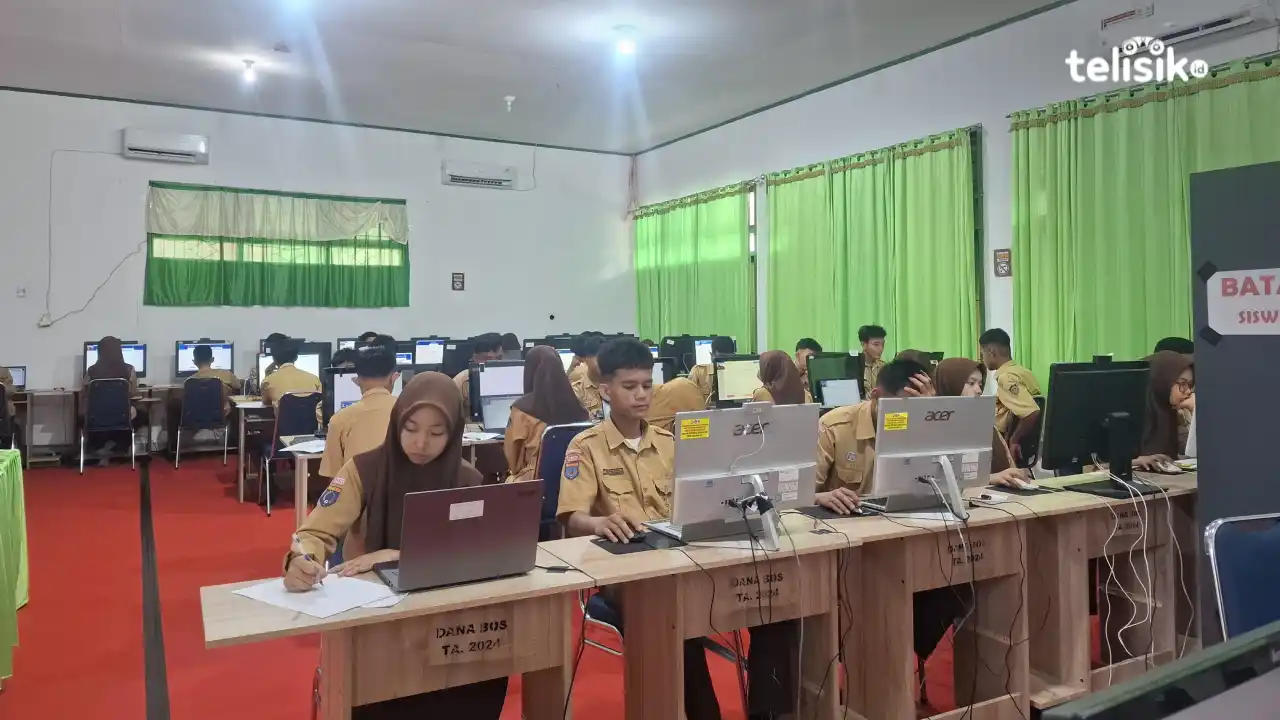 Pelaksanaan tes kemampuan akademik di SMA Negeri 2 Kendari, Kamis (6/11/2025). Foto: Erni Yanti/Telisik