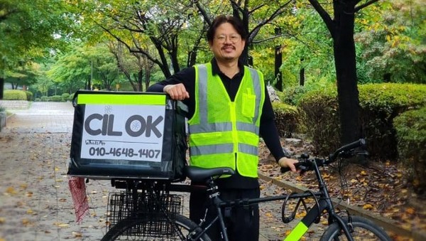 Hengnim penjual cilok asal Korea Selatan yang viral. Foto: Repro Detik