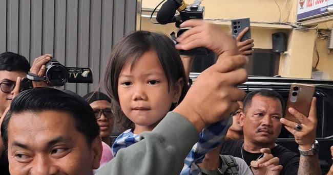 Balita bernama Bilqis (4) tiba di Makassar usai dilaporkan hilang hingga akhirnya ditemukan di Jambi. Foto: Repro Detik