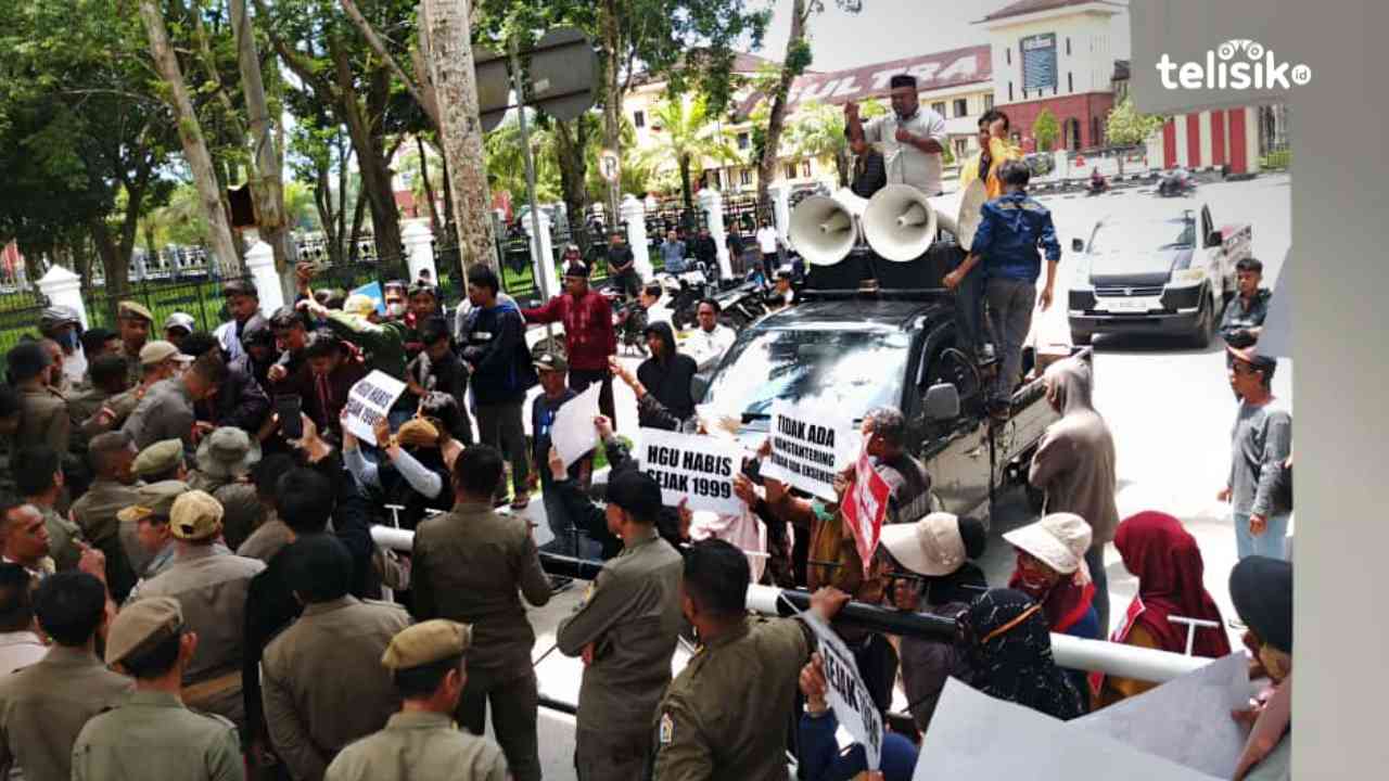 Warga Tapak Kuda memadati gerbang Kantor Gubernur Sultra, Rabu (5/11/2025). Mereka mendesak gubernur turun langsung menangani konflik lahan yang dinilai diabaikan pemerintah. Foto: Gusti Kahar/Telisik