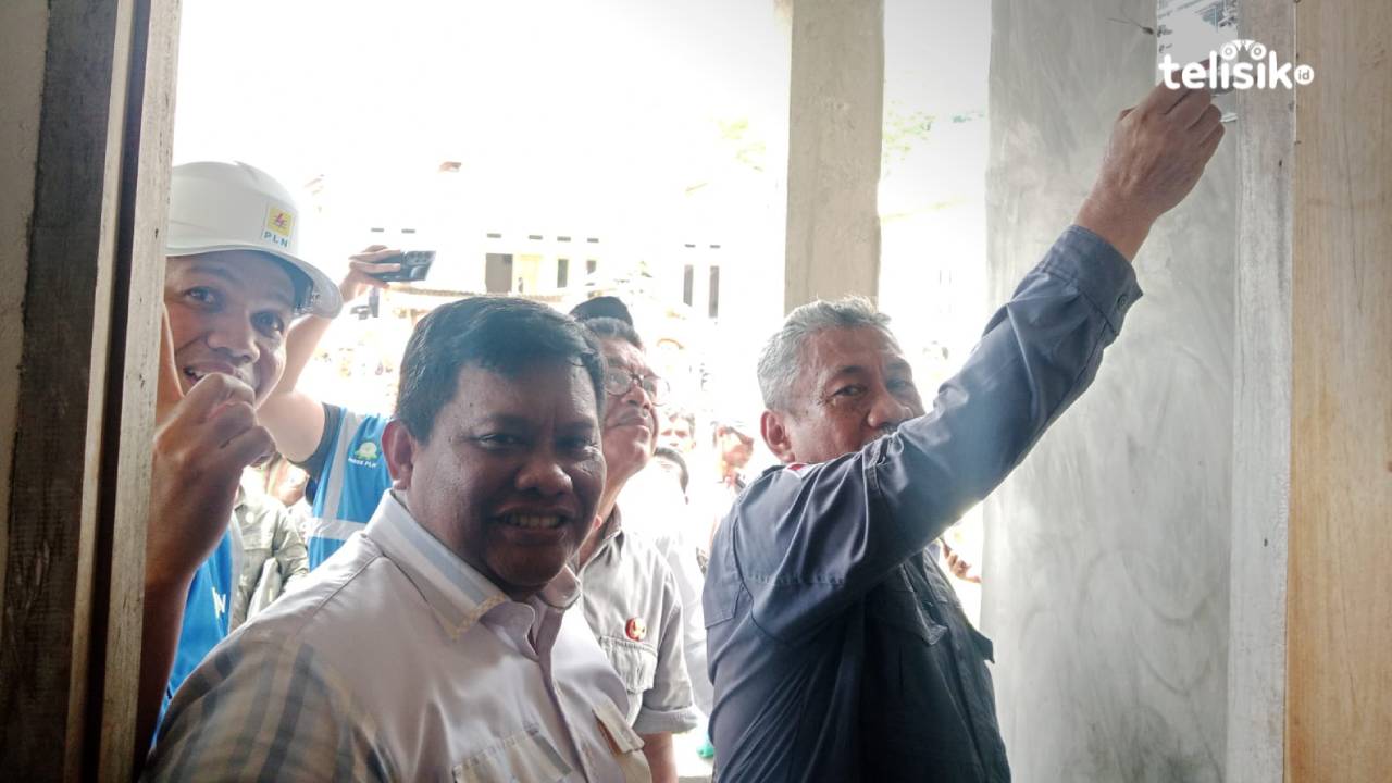 Bupati Muna, Bachrun Labuta saat meresmikan bantuan pemasangan baru listrik di Desa Tampunabale. Foto: Sunaryo/Telisik.