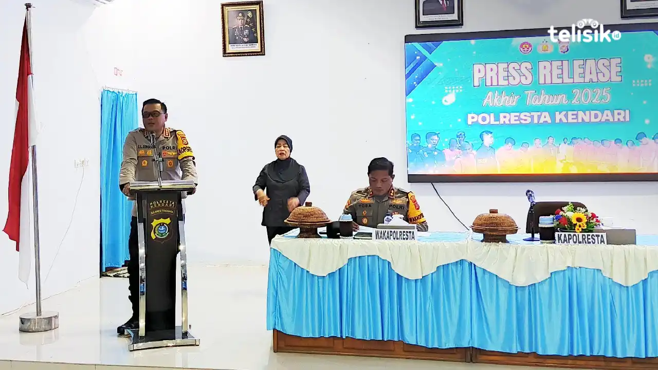 Kapolresta Kendari, Kombespol Edwin L. Sengka saa memaparkan hasil penanganan kasus tindak pidana selama periode 2025. Foto: Gusti Kahar/Telisik.