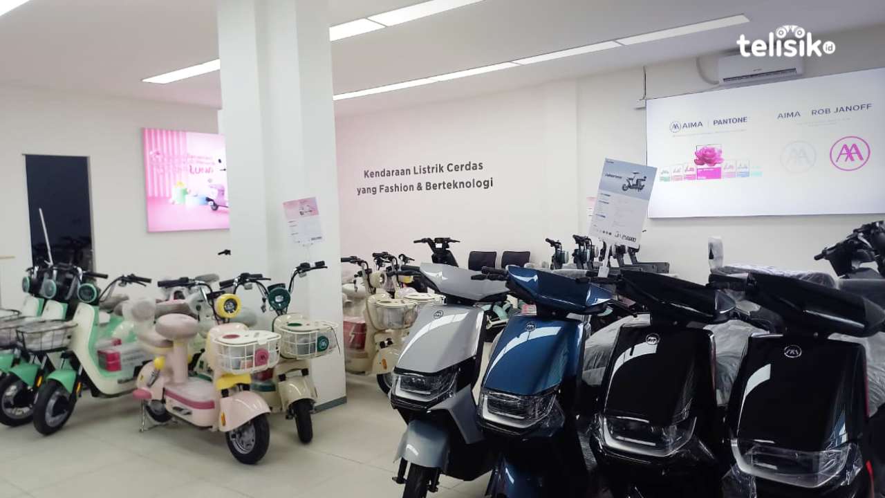 Produk-produk sepeda listrik AIMA gerai Kendari. Foto: Hendri/Telisik