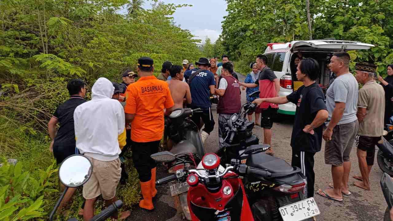 Tim SAR gabungan bersama masyarakat sekitar membantu mengevakuasi korban yang tenggelam di Sungai Lasolo, Kabupaten Konawe Utara, Kamis (18/12/2025). Foto: Basarnas Kendari