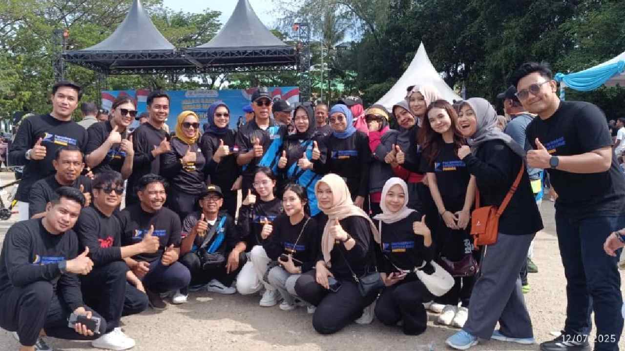 Karyawan PT BPR Bahteramas Kendari (Perseroda) bersama Gubernur Sultra, Andi Sumangerukka, di acara HUT KORPRI ke-54, Minggu (7/12/2025). Foto: Ist.