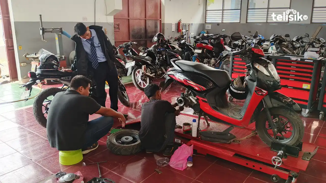 Para siswa pelatihan vokasi bagian otomotif yang tengah memperbaiki sebuah motor di dalam bengkel BPVP Kendari. Foto: Gusti Kahar/Telisik.