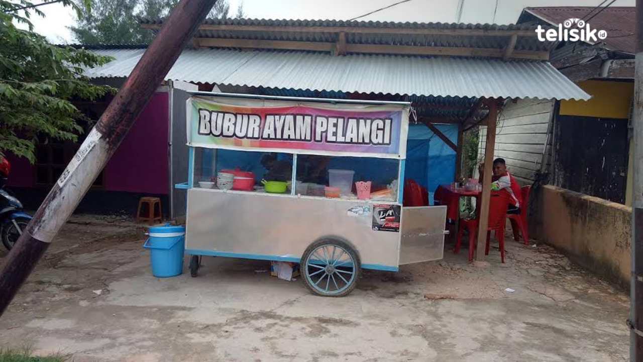 Bubur Ayam Pelangi milik Majid, tempat sarapan bubur ayam favorit di Wua-Wua, Kota Kendari. Foto: Gede Suyana Sriski/Telisik