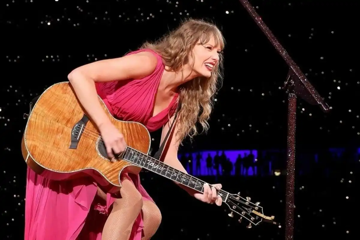Seorang penyanyi wanita sedang memainkan gitar di atas panggung. Foto: Antaranews.com