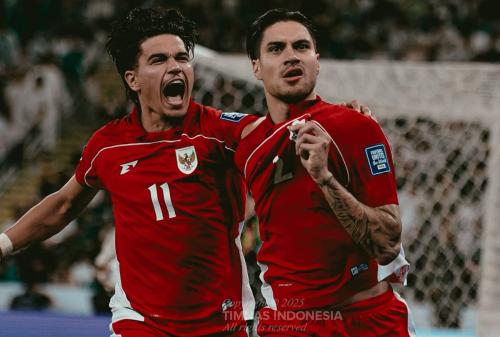 Pemain Timnas Indonesia Ragnar dan Kevin Diks selebrasi usai mencetak gol. Foto: Repro Okezone