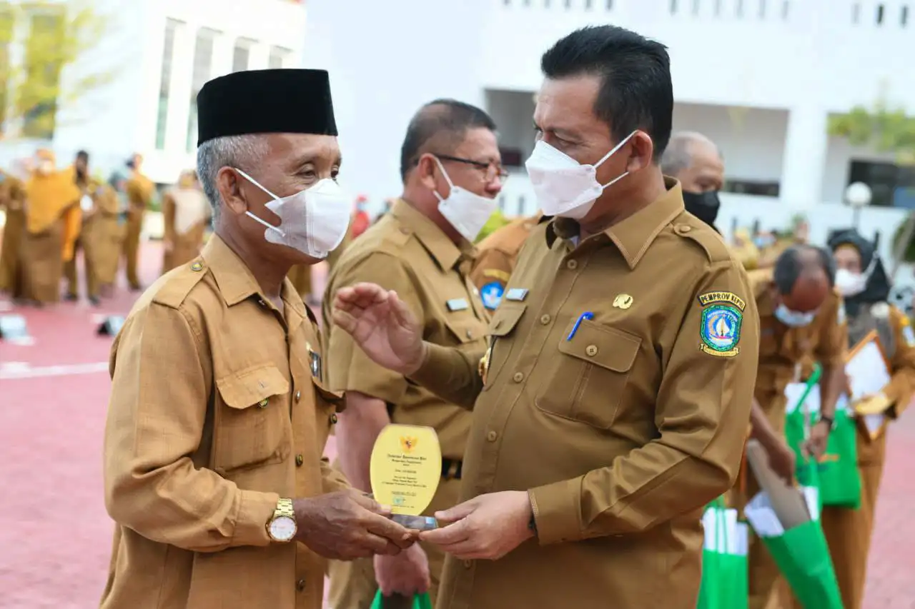 Pencairan gaji pensiunan PNS awal Desember 2025 menarik perhatian karena isu kenaikan berkembang. Foto: Repro Kepri.