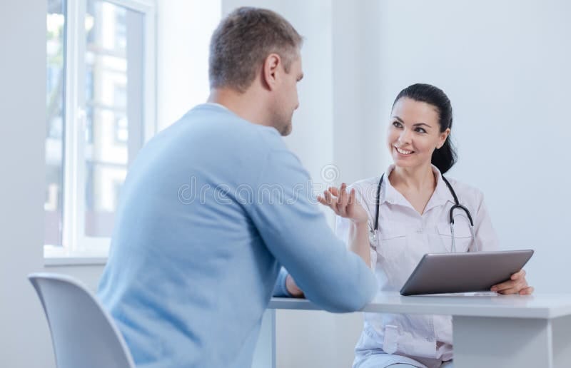 Ilustrasi seorang cashier clinic sedang melayani pelanggan. Foto: dreamtimes.com