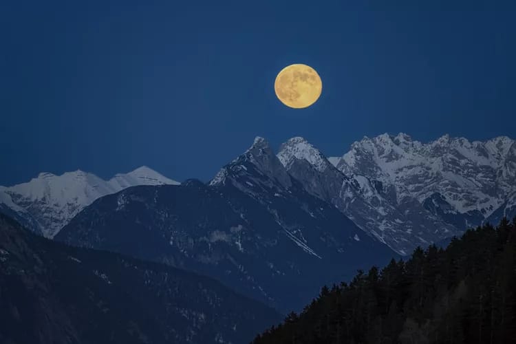 Fenomena Cold Moon pada 4 Desember 2025 menarik perhatian karena menjadi purnama terakhir tahun ini. Foto: Repro Getty Images.