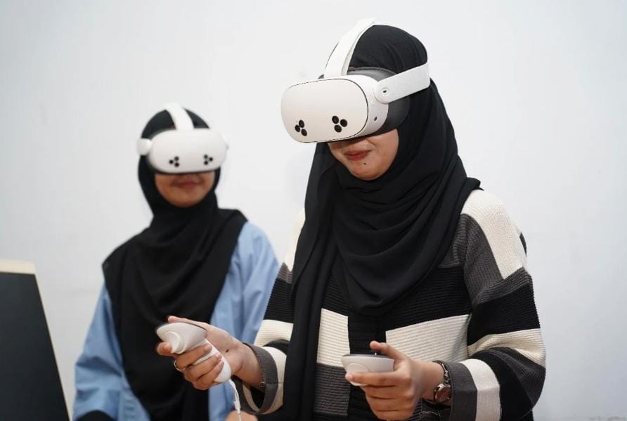 Mahasiswa IAIN Kendari yang sedang menggunakan teknologi Immersive. Foto: Humas IAIN Kendari.