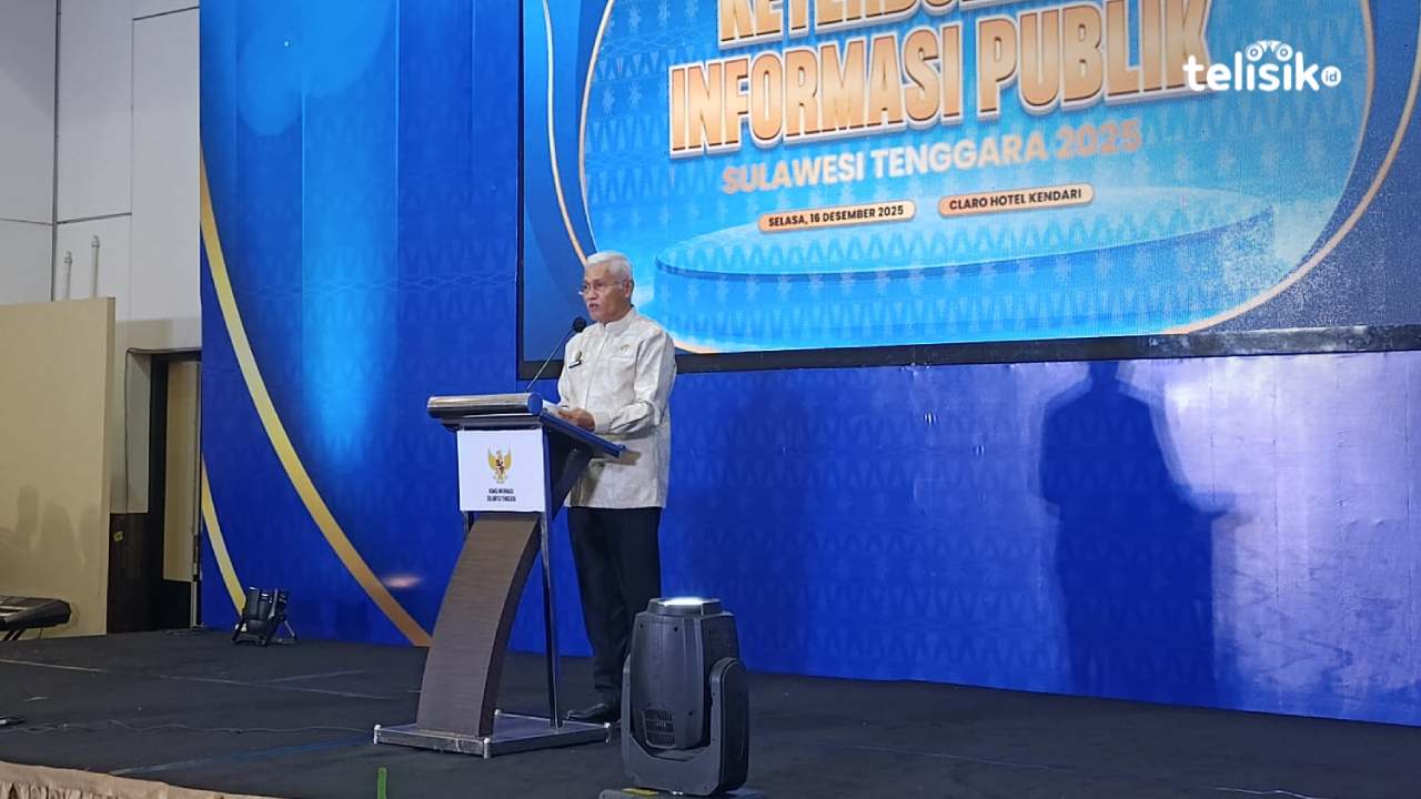 Sekda Provinsi Sulawesi Tenggara, Asrun Lio, saat memberikan sambutan di acara Anugerah Keterbukaan Informasi Publik Sulawesi Tenggara tahun 2025, Selasa (16/12/2025). foto: Gede Suyana Sriski/telisik