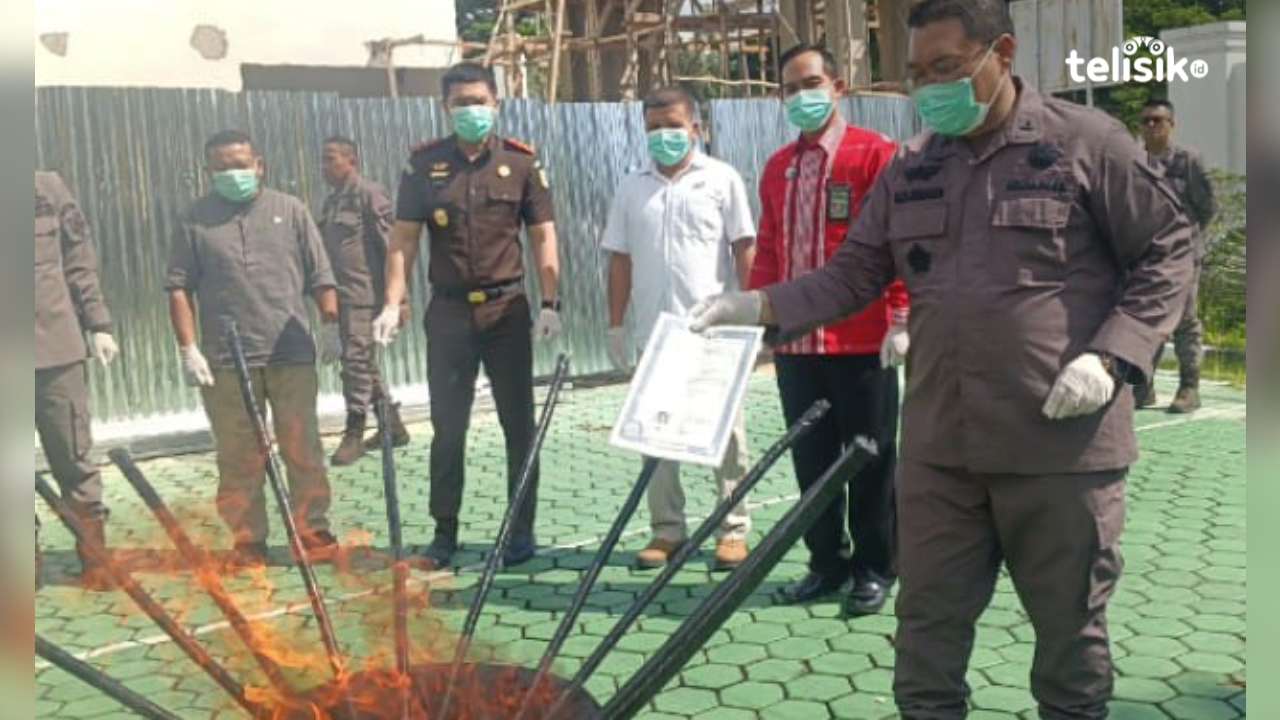 Kajari Muna, Indra Thimoty, bersama Kasi PAPBB, Muhamad Djunaedi, memusnahkan sejumlah barang bukti hasil kejahatan, Kamis (18/12/2025). Foto: Sunaryo/Telisik