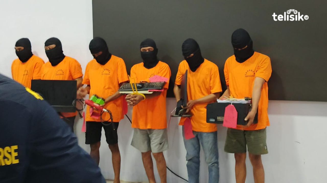 Para pelaku pemalsuan Surat Tanda Nomor Kendaraan (STNK), Surat Ketetapan Pajak Daerah PKB/BBN-KB dan SWDKLLJ yang berhasil diringkus Tim Buser 77 Satreskrim Polresta Kendari. Foto: Gusti Kahar/Telisik