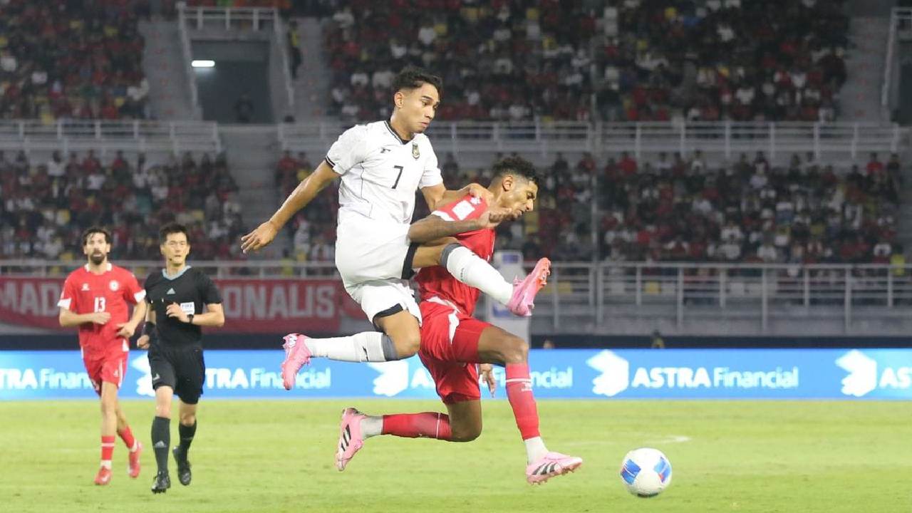 Marselino Ferdinand (jersey putih) dipastikan absen bela Timnas Indonesia U-22 di SEA Games 2025. Foto: Repro Kompas