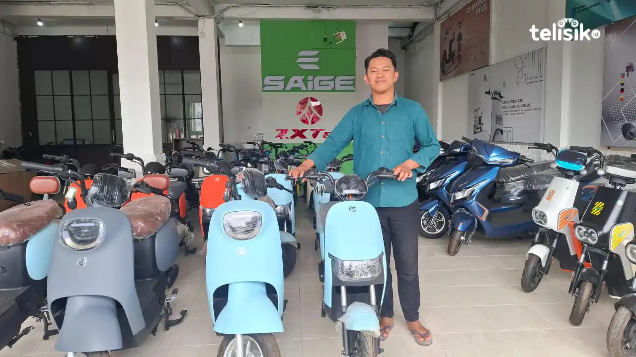 Toko Motor Listrik, Saige Kendari menyediakan beberapa produk dan merek sepeda dan motor listrik. Foto: Erni Yanti/Telisik.
