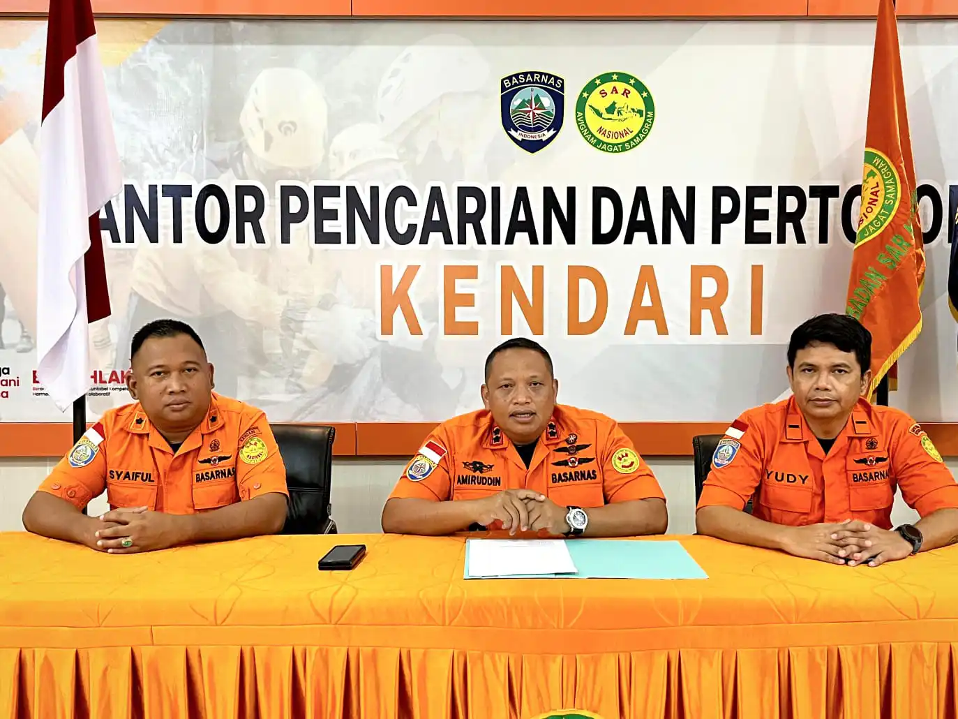 Kepala KPP Basarnas Kendari Amiruddin, AS (tengah) saat memaparkan data operasi pencarian sepanjang tahun 2025. Foto: Basarnas Kendari.