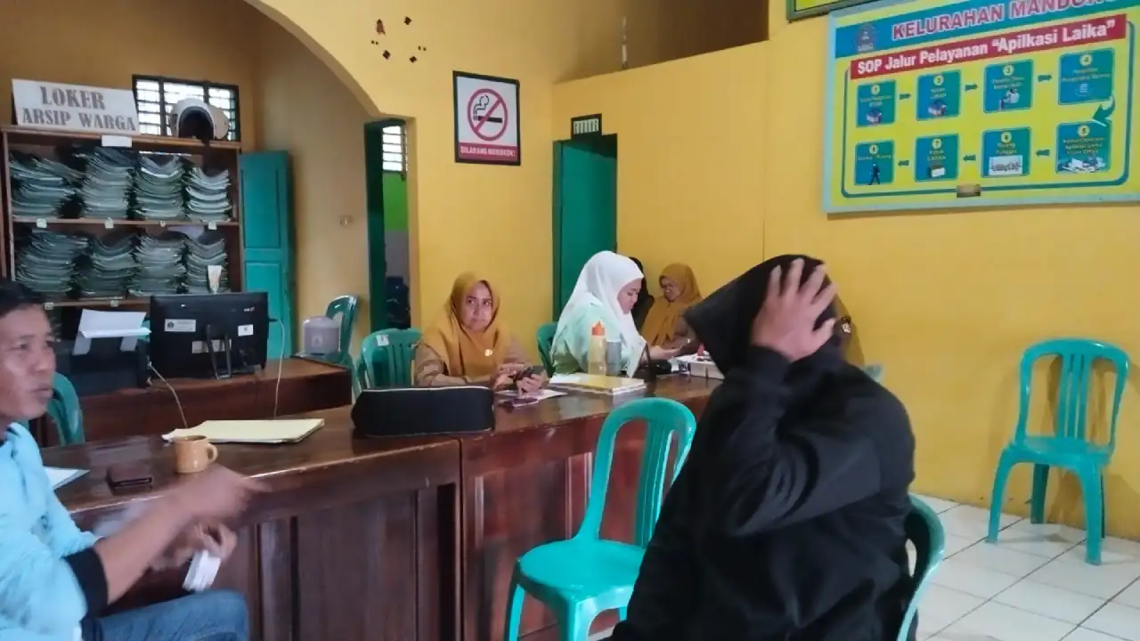 Warga yang memprotes hasil pemilihan RT mengunjungi Kelurahan Mandonga, Kota Kendari dan membawa sejumlah tuntutan. Foto: Ist.