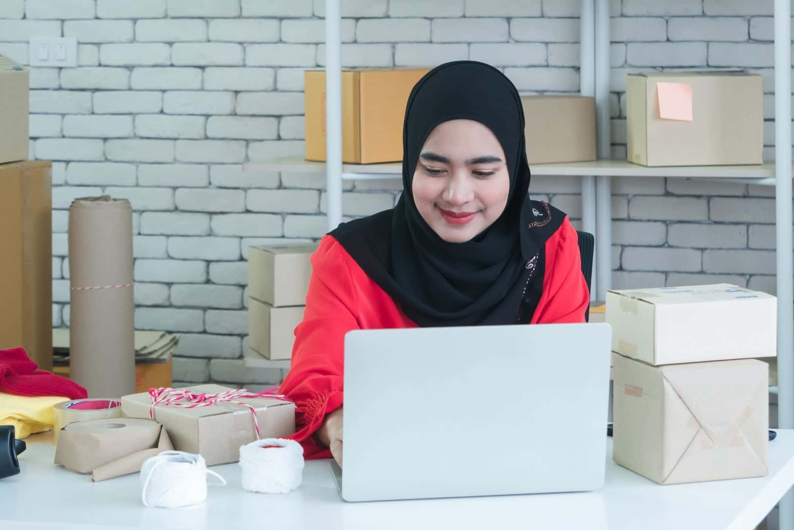 Ilustrasi seorang admin KPR Bank yang sedang menyelesaikan tugasnya. Foto: dealls.com