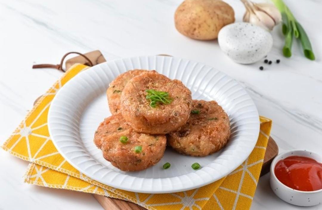 Prekedel tempe kriuk yang siap untuk disajikan. Foto: Kompas.com