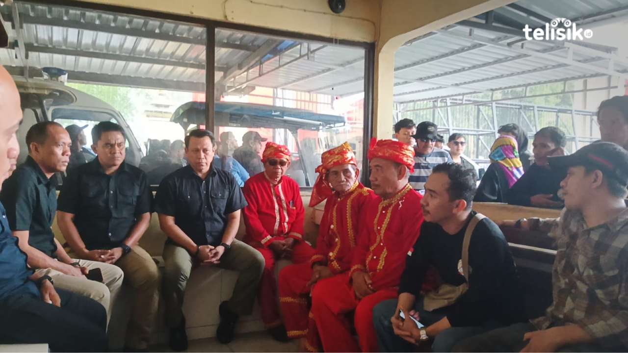 Para tokoh adat suku Morenene dan masa aksi saat melakukan audiensi dengan para penyidik di dalam Markas Polda Sultra. Foto: Gusti Kahar/Telisik.