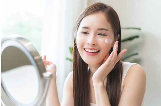 Ilustrasi seorang wanita yang sedang menggunakan sunscreen. Foto: erhascincare